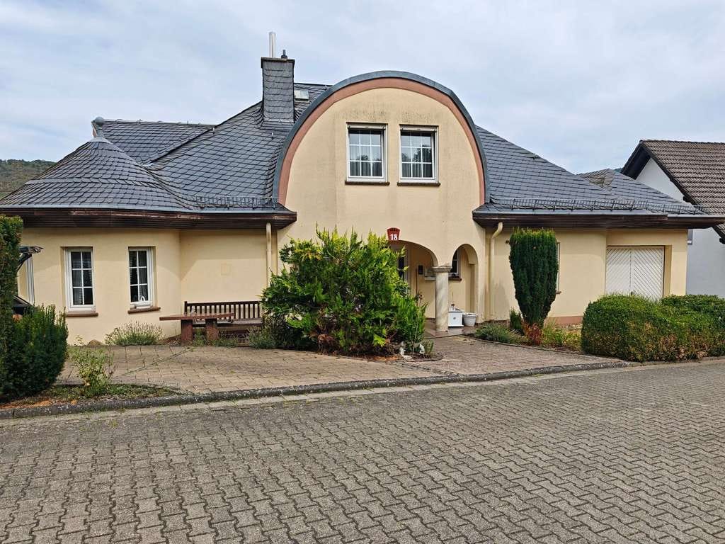 Immobilie in Niederheimbach - Niederheimbach - Einzigartige Villa in Top-Lage mit Garage und unverbautem Rheinblick - Bild 2