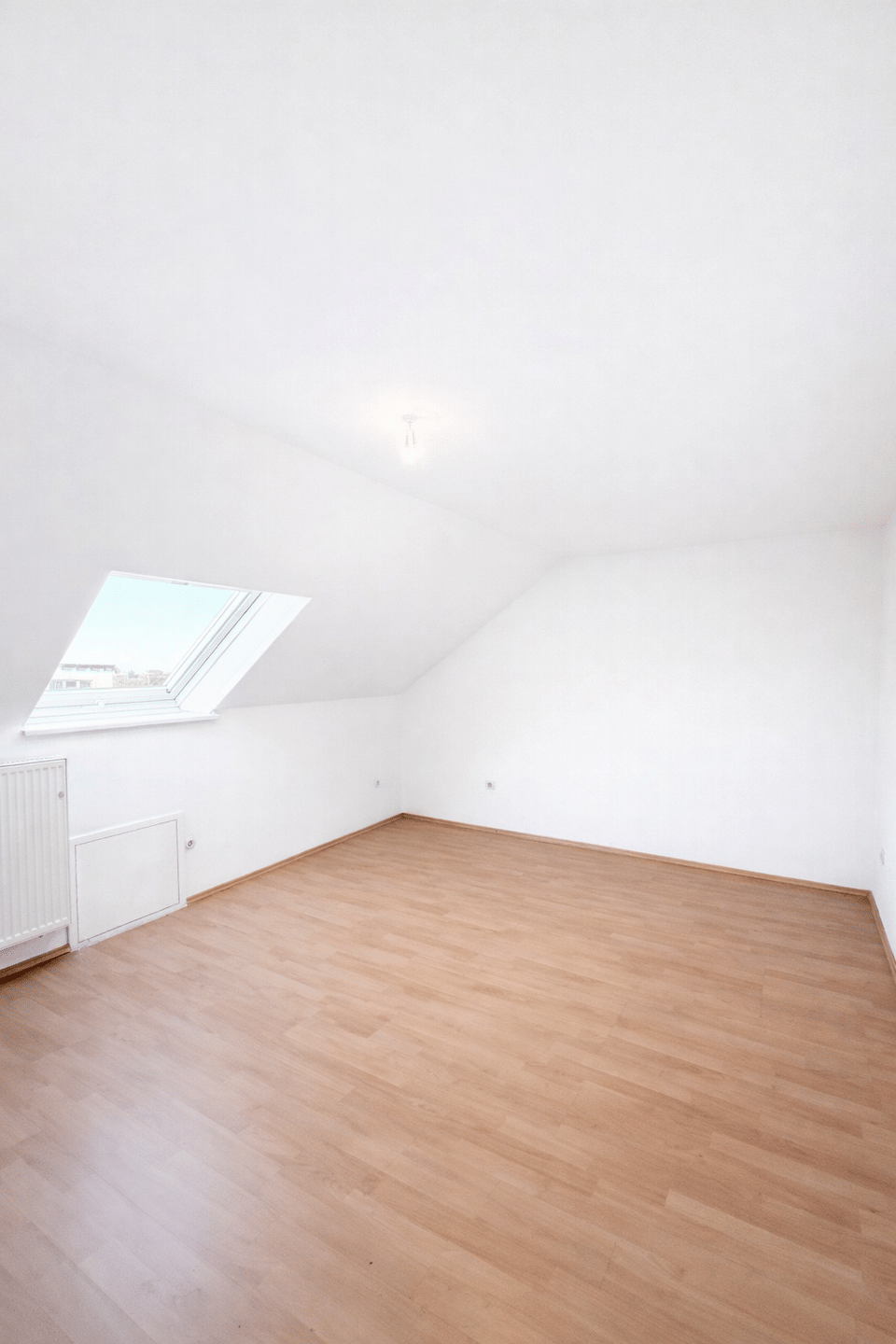 Immobilie in Kürnach - Charmante Dachgeschosswohnung mit 66 m² – ideal für Singles oder Paare - Bild 2