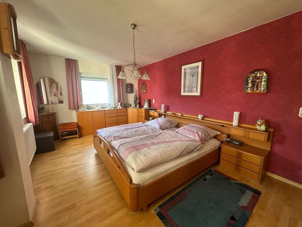 Immobilie in Großwallstadt - Großzügiges Ein-/Zweifamilienhaus mit Ausbaupotenzial und großem Grundstück - Bild 3