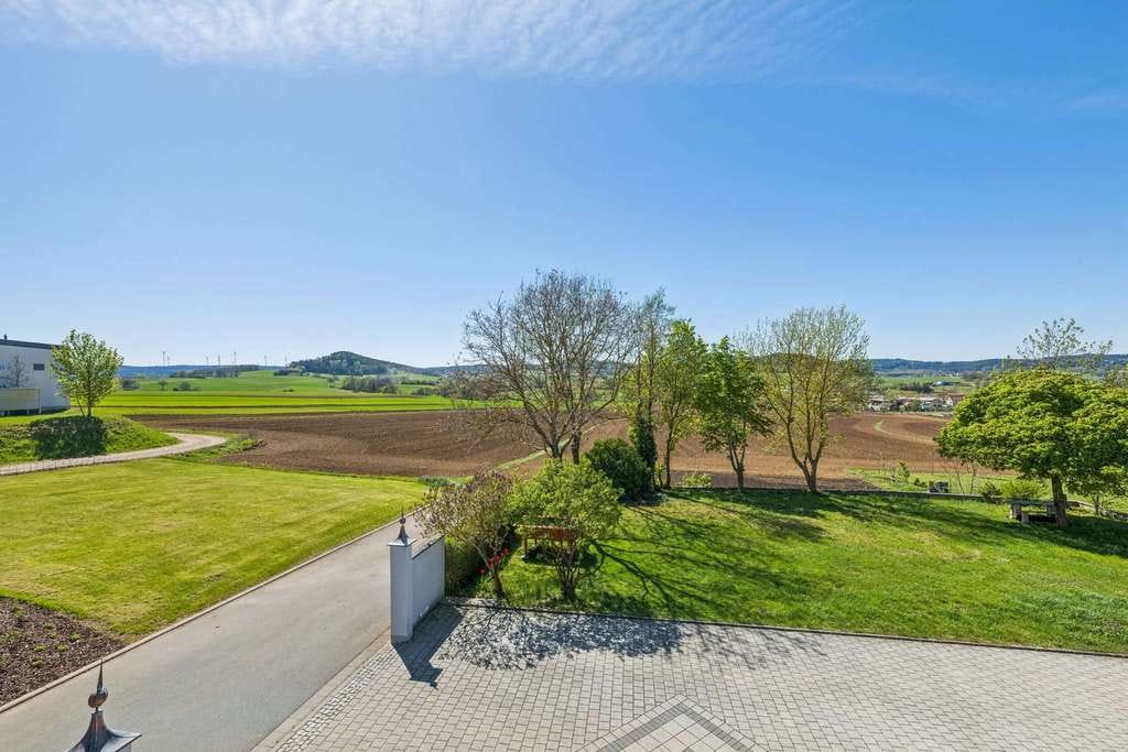 Immobilie in Mistelgau - Exklusives Investment – großzügige Maisonette-Wohnung mit Balkonterrasse und Hauscharakter - Bild 4