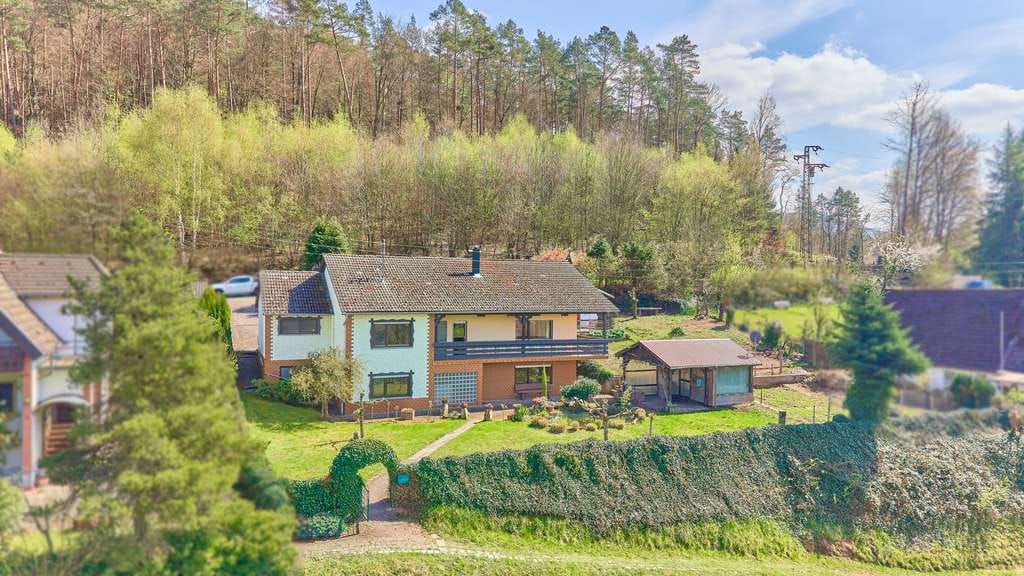 Immobilie in Erlenbach bei Dahn - Idyllisches Wohnen am Waldrand – großzügiges Einfamilienhaus mit Potenzial! - Bild 1