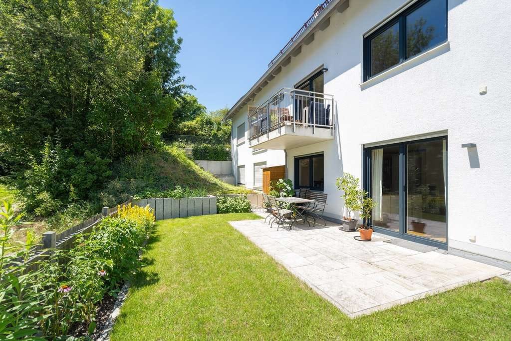 Immobilie in Buch am Erlbach - Zeitgemäßer Wohnkomfort KfW 55 - top moderne DHH in Ortsrandlage mit PV-Anlage.   - Bild 0
