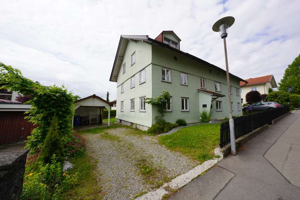 Immobilie in Lindenberg im Allgäu - Sofort beziehbares großes Zweifamilienhaus mit Bergblick zum Schnäppchenpreis in Lindenberg - Bild 1