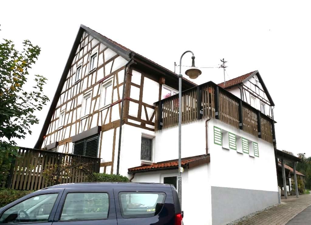 Immobilie in Sulzbach an der Murr - Gepflegte Doppelhaushälfte mit ca. 300 m² Wohn-/Nutzfläche und Grundstück mit über 2000m² - Bild 1