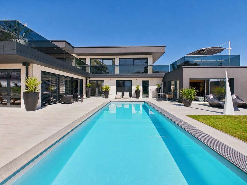 Immobilie in Altfraunhofen - Architektenvilla mit Pool, Wellness und Panorama – luxuriöses Wohnen mit besonderem Lebensgefühl - Bild 0