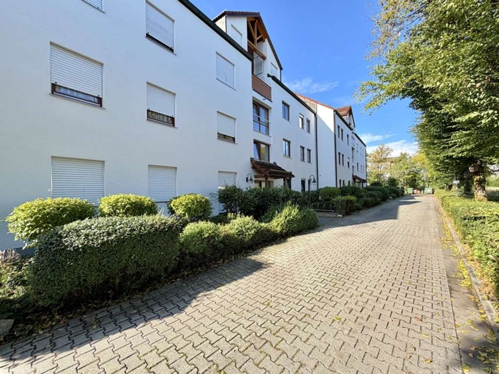 Immobilie in Höhenkirchen-Siegertsbrunn - Attraktive 2 ZKB DG Wohnung mit Balkon in ruhiger Lage von Siegertsbrunn - Bild 0