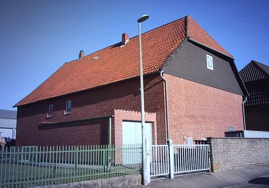 Immobilie in Söhlde - Einfamilienhaus mit Charme! KFZ-Grube, Parken, Viel Nutzfläche und Schuppen inklusive. - Bild 1