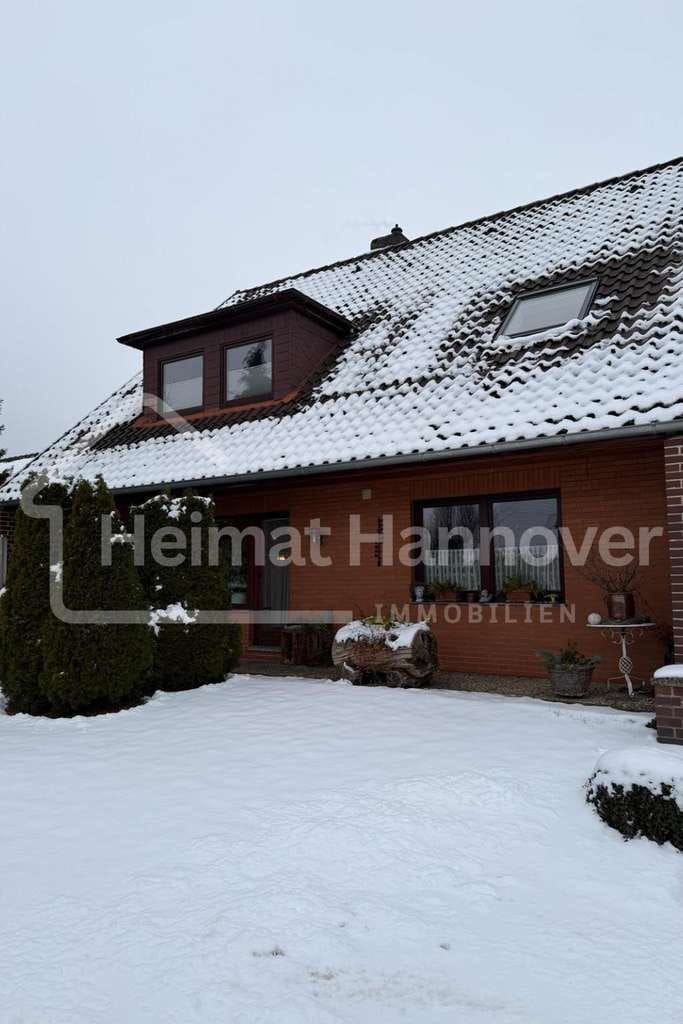 Immobilie in Uetze - Großzügiges 1–2-Familienhaus mit Pool und großem Grundstück in zentraler Lage von Uetze - Bild 0