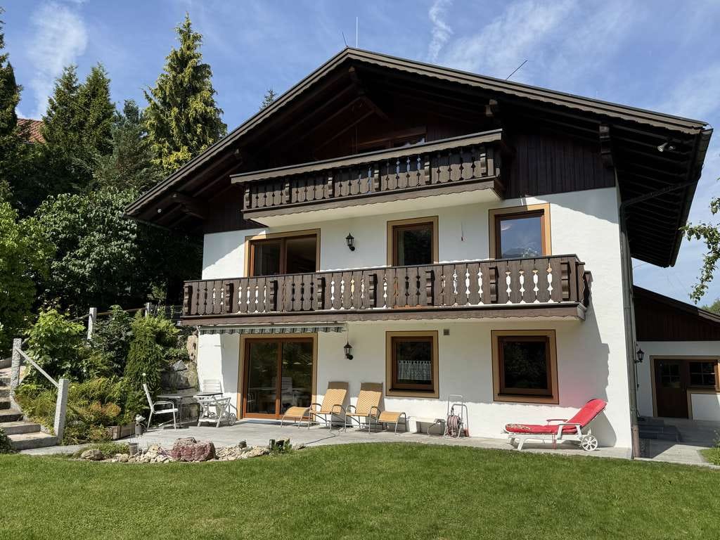 Immobilie in Bad Kohlgrub - Was für ein Haus!! Großzügiges Einfamilienhaus mit kreativer Aufteilung als Ein-Zwei- oder Dreifam. - Bild 0