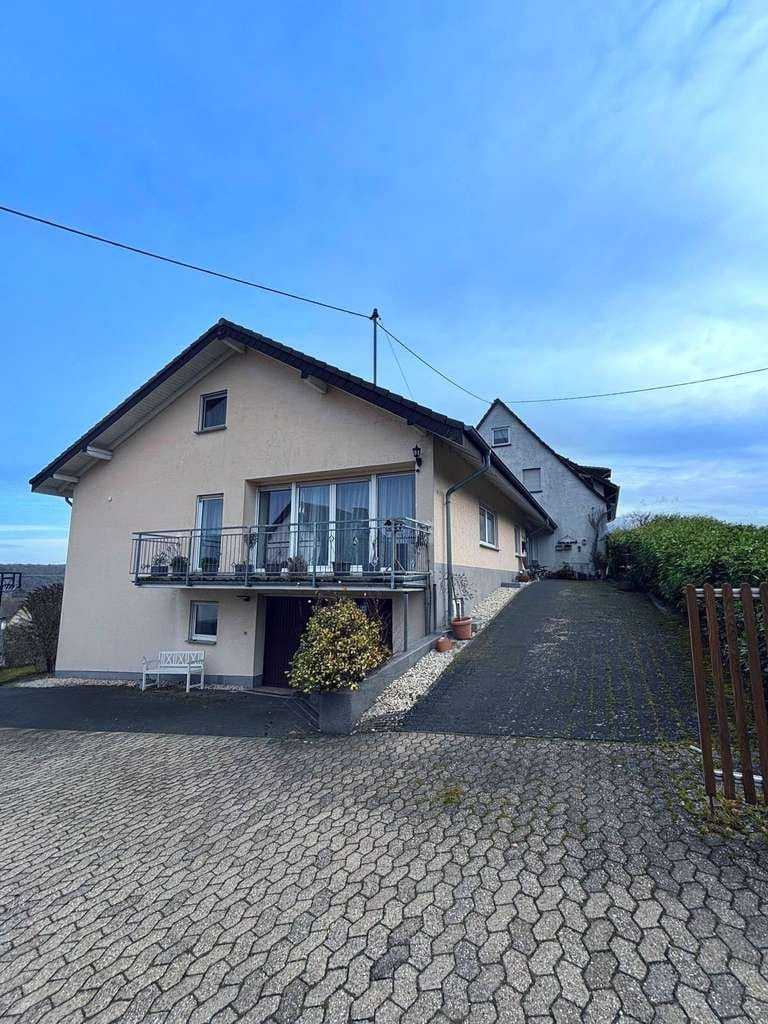 Immobilie in Neustadt (Wied) - Geräumiges und gepflegtes Mehrfamilienhaus in Neustadt (Wied) - Bild 2