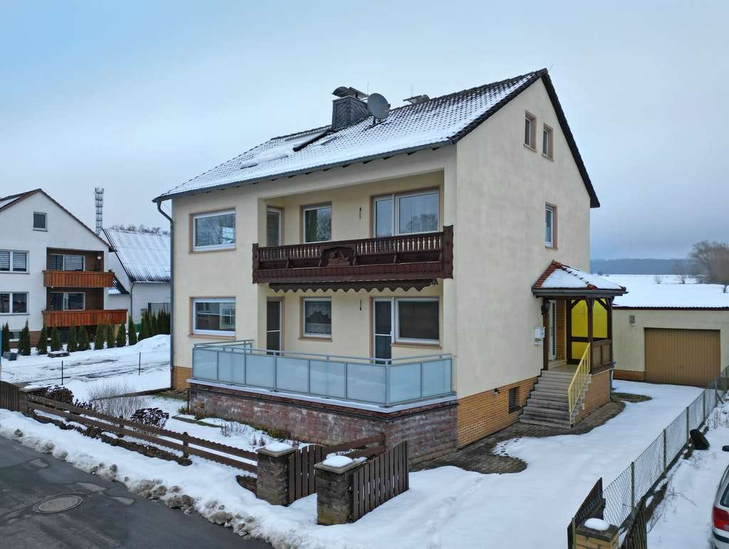 Immobilie in Niedenstein - Gepflegtes Ein- bis Zweifamilienhaus in reizvoller Feldrandlage von Niedenstein-Metze - Bild 1