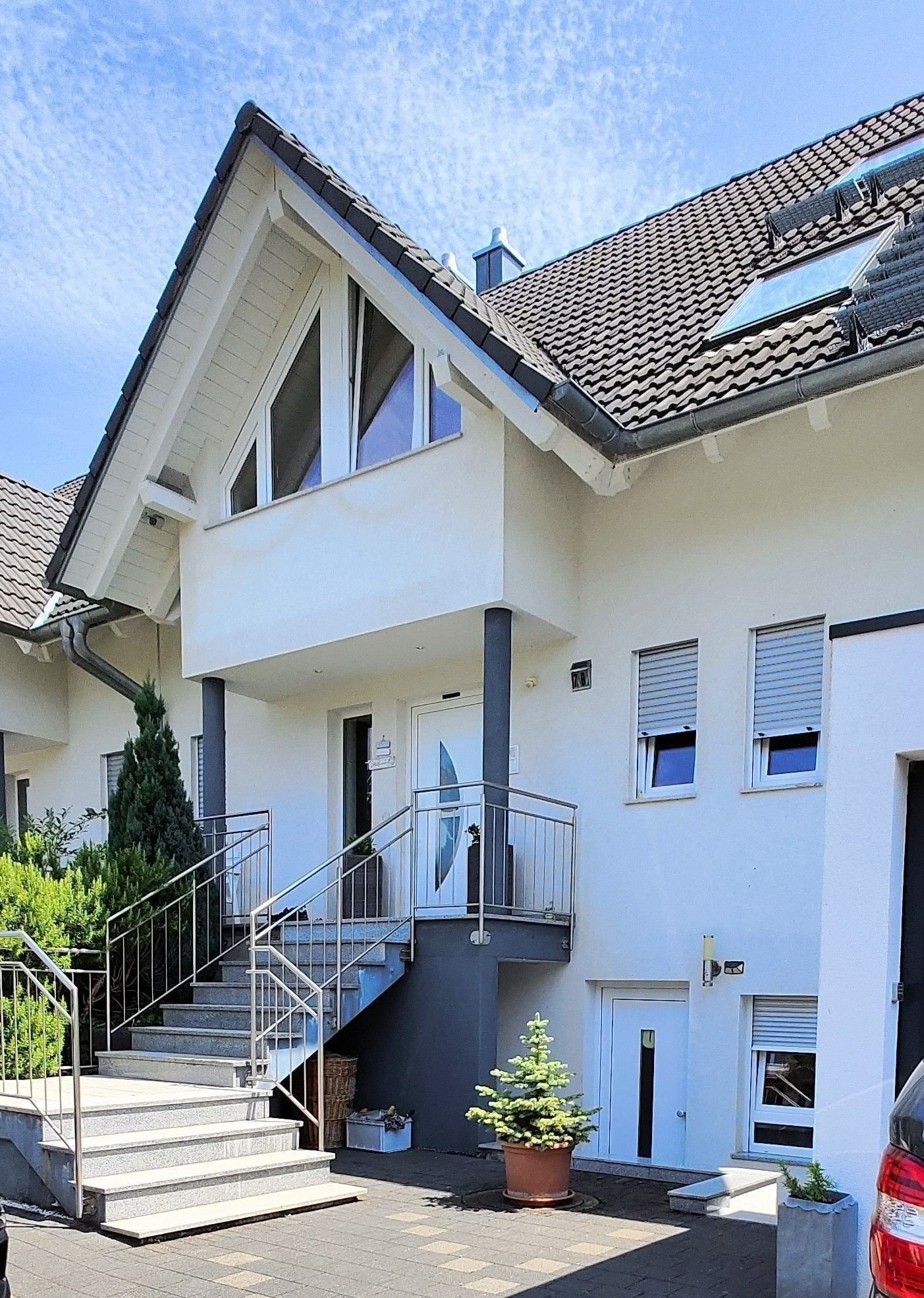 Immobilie in Schallstadt - SCHALLSTADT - TOP-OBJEKT -  sehr schöne, exklusive und massivgebaute Doppelhaushälfte - Bild 1