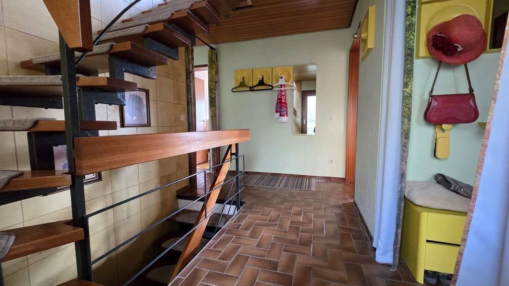 Immobilie in Heimsheim - TOP Einfamilienhaus mit Einliegerwohnung, Wintergarten, Garten u. 3 Garagen wartet auf SIE - Bild 1