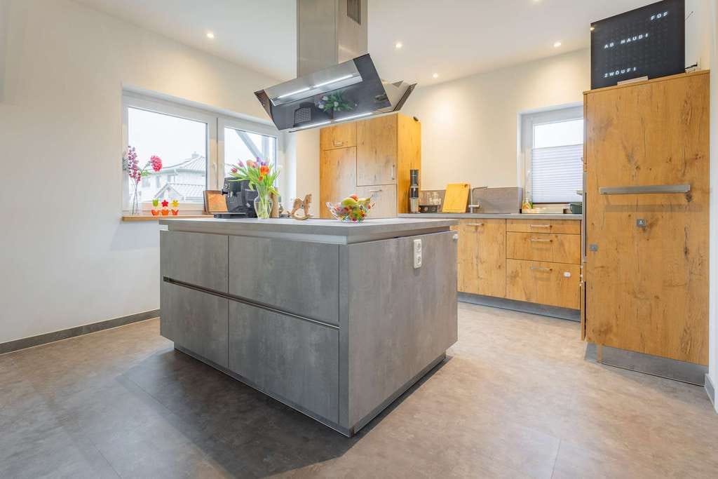 Immobilie in Nienborstel - Luxus trifft Familienleben: Moderne Stadtvilla mit 230 m² Wohnfläche, Garten, Sauna und Pizzaofen - Bild 4