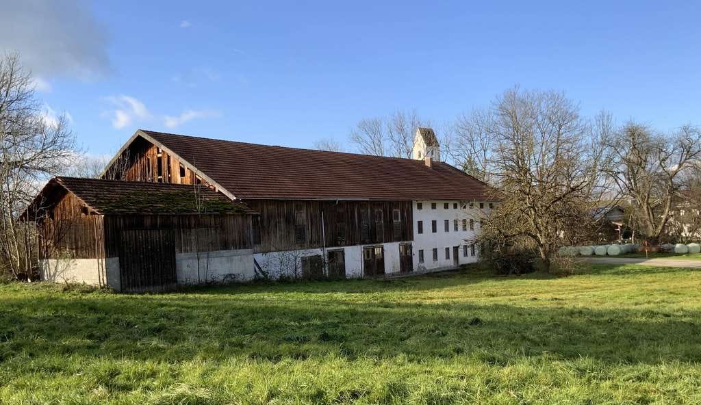 Immobilie in Eiselfing - Großes sanierungsbedürftiges Anwesen mit 7019 m² Grundstücksfläche - Bild 0
