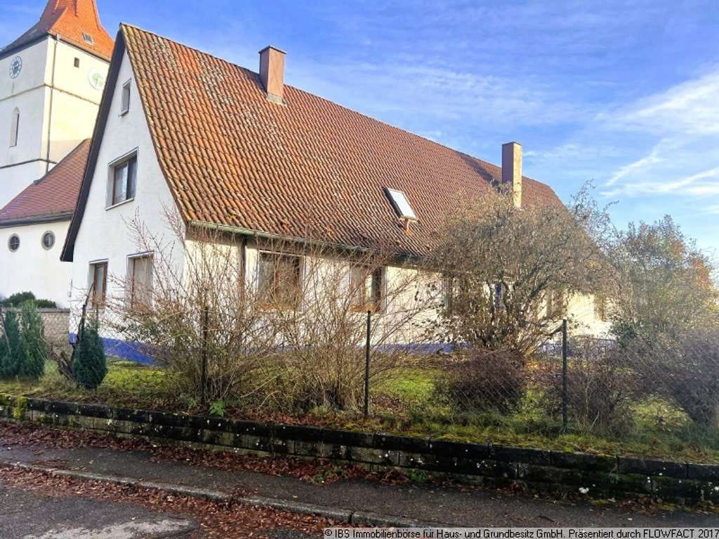 Immobilie in Schrozberg - Gepflegtes Wohnhaus mit 3 gemütlichesn Wohnungen, 2 Garagen und großem Garten - Bild 1