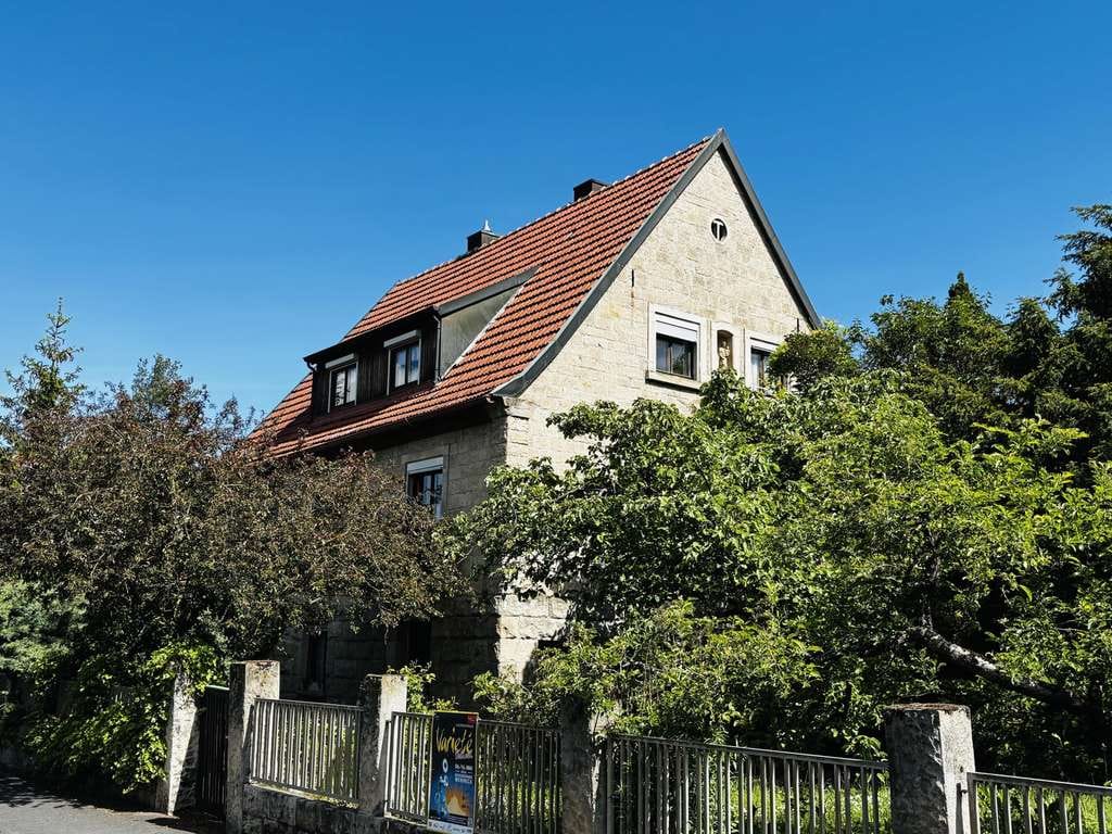 Immobilie in Zeil am Main - Schmuckes Sandsteinhaus mit Garten in sonnenverwöhnter Lage - unweit der Altstadt, Grund 952m², 9  - Bild 1