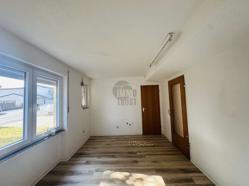 Immobilie in Gründau - Zweifamilienhaus mit Einliegerwohnung, 11 Zimmern & 939 m² Grundstück in Gründau - Bild 4