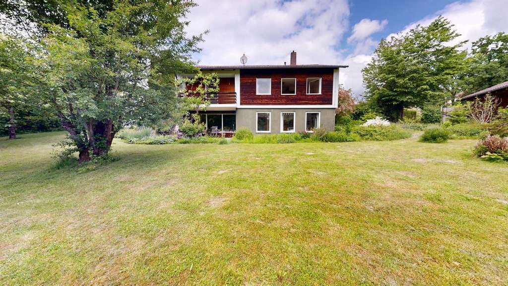 Immobilie in Neuburg am Inn - Einfamilienhaus mit Potenzial auf 1.919 m² Südhang-Grundstück in ruhiger Lage, Neukirchen a. Inn - Bild 2
