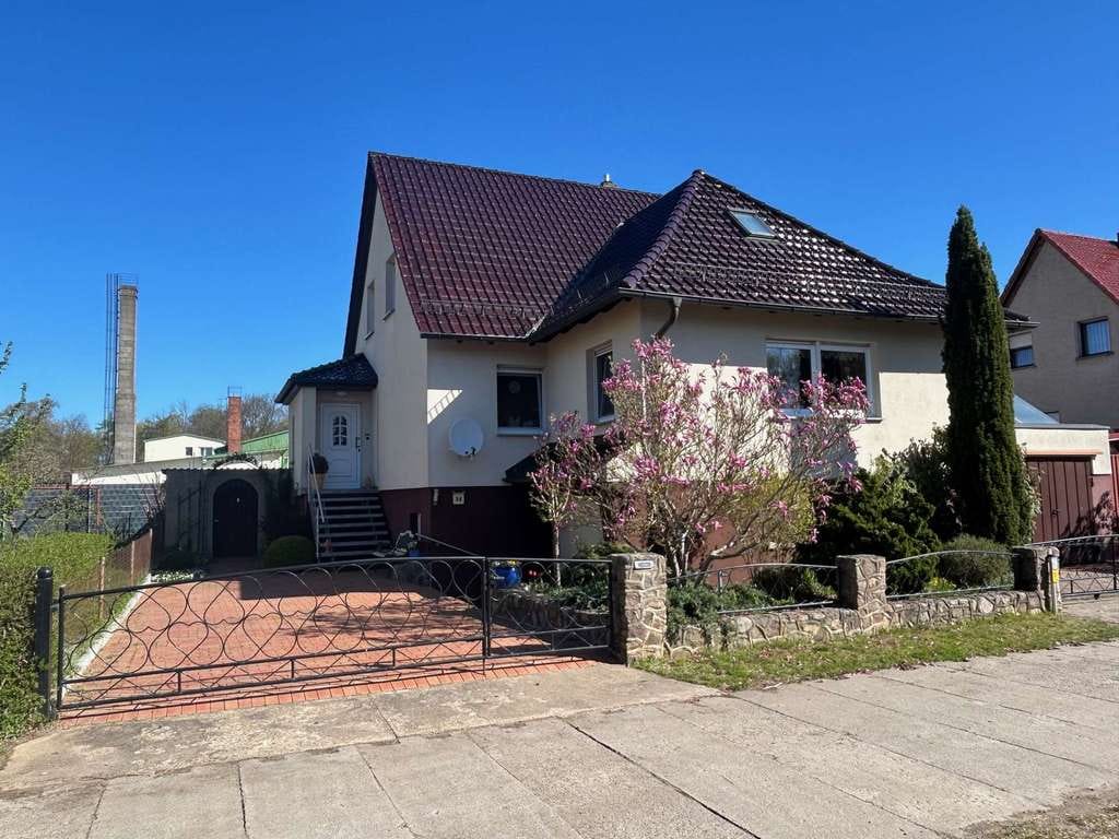 Immobilie in Meyenburg - geräumiges Einfamilienhaus mit Garage und Hobbywerkstatt in Ortsrandlage - Bild 0
