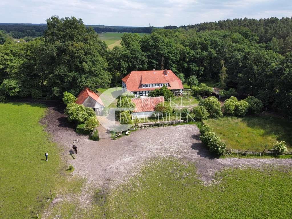 Immobilie in Bienenbüttel - Fachwerkjuwel in Alleinlage: Einzigartiges Landhaus für Pferdeliebhaber mit rd. 3,8 ha arrond. Land - Bild 4