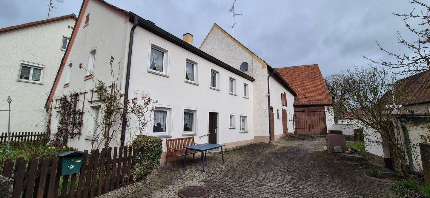 Immobilie in Veitsbronn - Charmantes Bauernhaus mit großem Potenzial und vielseitigen Nutzungsmöglichkeiten, Scheunen, Garagen - Bild 0