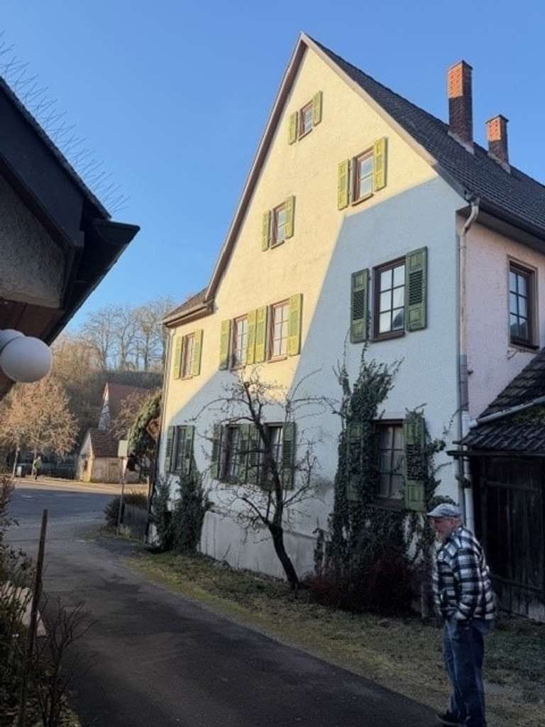 Immobilie in Ammerbuch - Ehemaliges Gasthaus mit Ausbaupotenzial in guter Lage von Ammerbuch-Reusten  - Bild 2