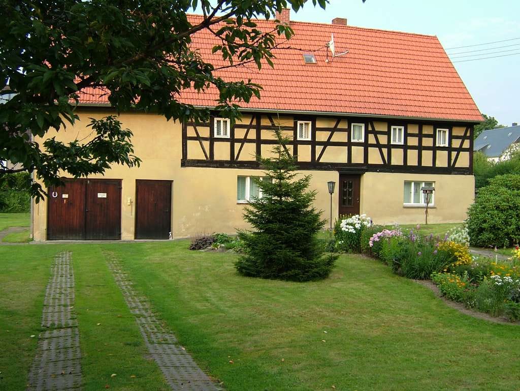 Immobilie in Glauchau - Kulturdenkmal  Wohnstallhaus  19. Jahrhundert + 1.894 m² erschlossenes Grundstück + Garage mit Anbau - Bild 2
