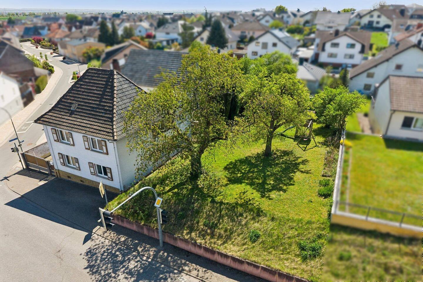 Immobilie in Wölfersheim - Ideal für Familien - Großzügiges Einfamilienhaus mit Nebengebäude auf großem Grundstück - Bild 0