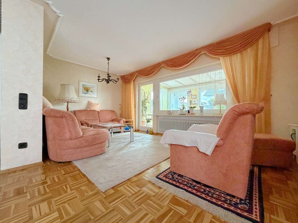 Immobilie in Stutensee - Vier Wände - ein Volltreffer. Schönes Zuhause.
3 Wohnungen. 10 Zimmer auf 241 m². Garten
& Garagen - Bild 1