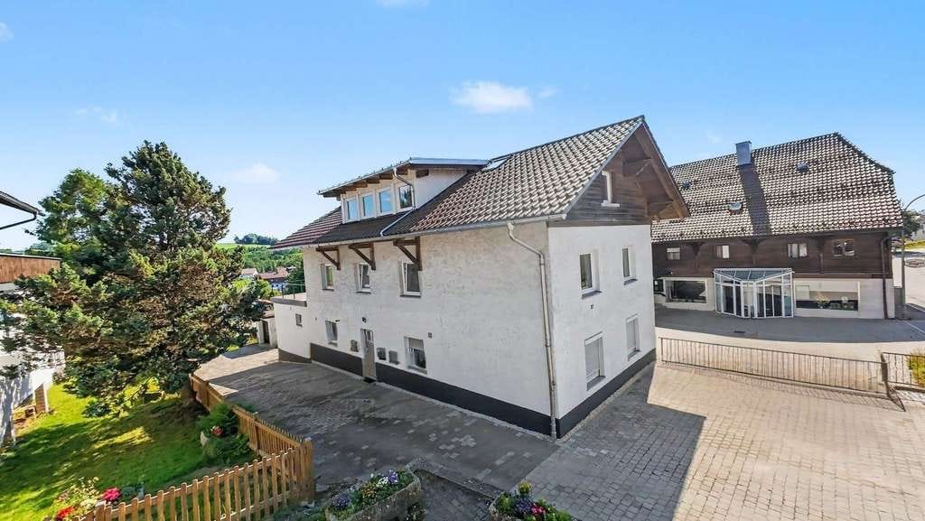 Immobilie in Jandelsbrunn - Clevere Tilgungshilfe: Großzügiges, teilvermietetes Mehrfamilienhaus - Bild 1
