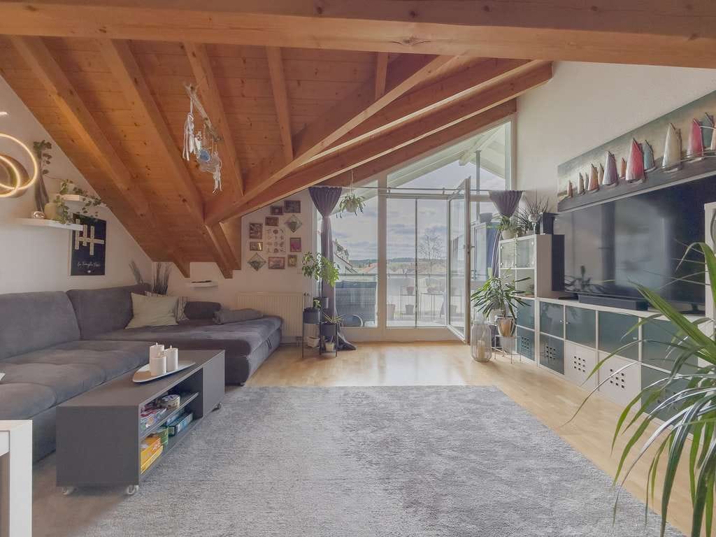 Immobilie in Niedereschach - Ein Zuhause auf zwei Ebenen:
4,5-Zimmer-Galeriewohnung mit Balkon in gepflegter Wohnanlage - Bild 3