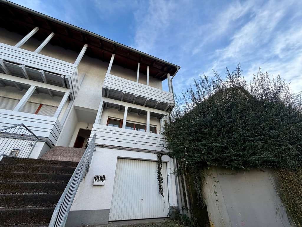 Immobilie in Neckargemünd - Helles Reihenendhaus in Split-Level-Bauweise mit innenliegender Garage & schönem Garten - Bild 1