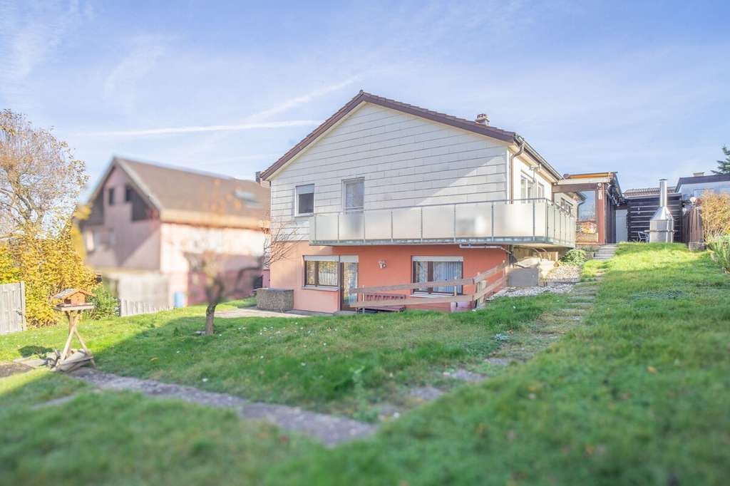 Immobilie in Oberderdingen - Gepflegter Bungalow mit Einliegerwohnung, Doppelgarage und großem Garten in ruhiger Hanglage - Bild 2