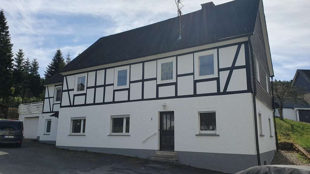 Immobilie in Kirchhundem - Geräumiges Zweifamilienhaus mit Potential in Oberhundem - Bild 1