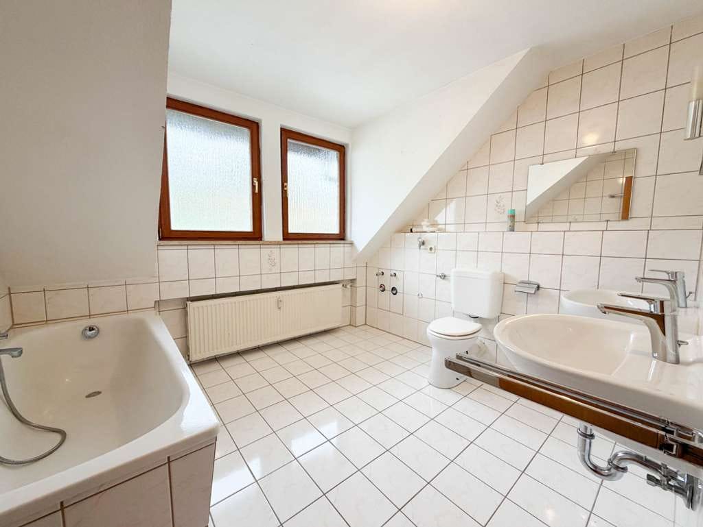 Immobilie in Itzgrund - Helle 3-Zimmer-Maisonettewohnung mit Balkon, Weitblick & Garage in gepflegtem Mehrfamilienhaus - Bild 4