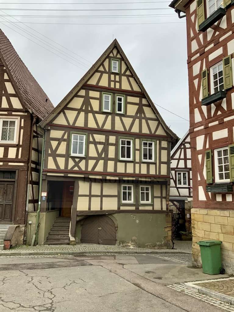 Immobilie in Knittlingen - Liebevoll modernisiertes Fachwerkhaus in bester Altstadtlage - Bild 1
