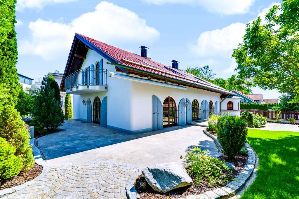 Immobilie in Ottenhofen - Exklusive Landhausvilla mit Traumgarten, provisionsfrei - Bild 1