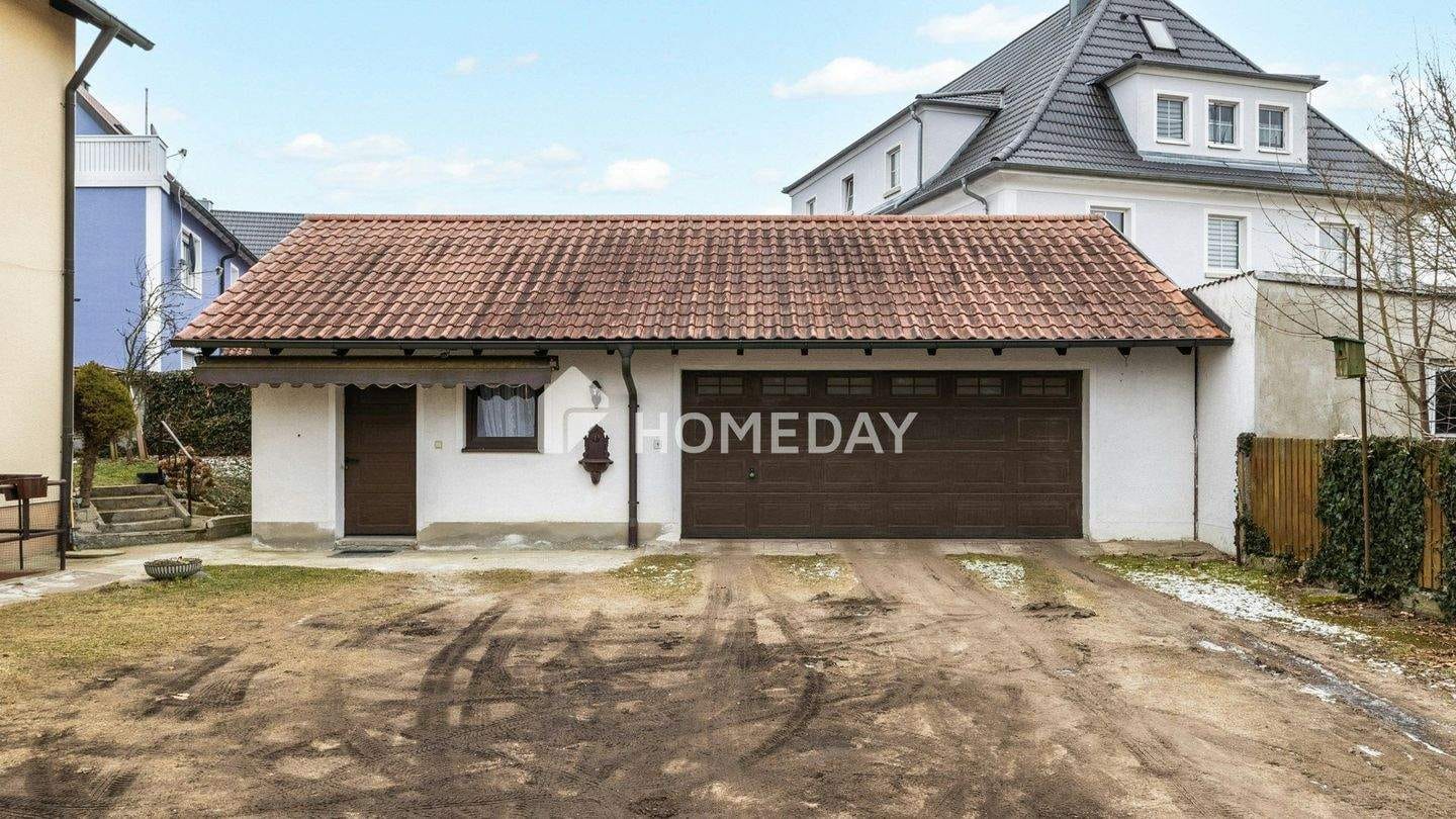 Immobilie in Schwandorf - Großzügig & vielseitig: Zweifamilienhaus mit Garten, 2 Garagen und Balkonen in Krondorf - Bild 1