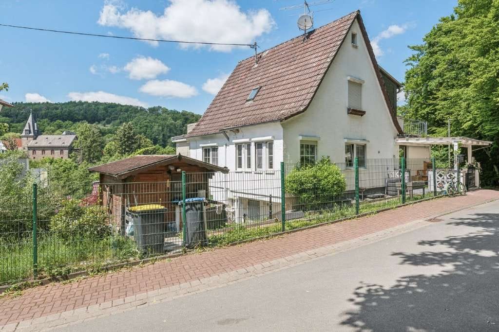 Immobilie in Weilrod - Vielseitiges Zweifamilienhaus mit Ausblick und Garten - Bild 0