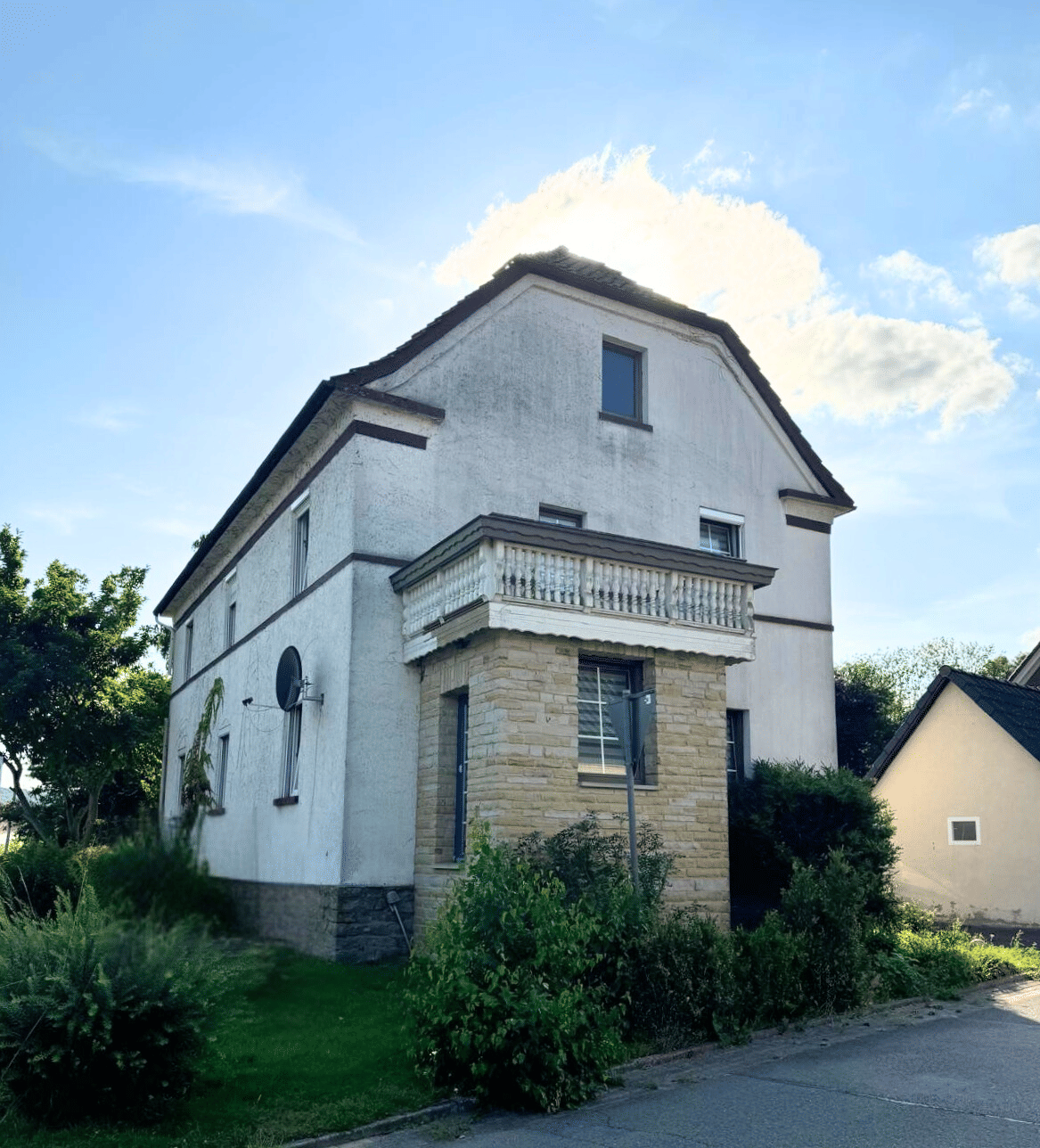Immobilie in Extertal - Vielseitiges Wohnhaus mit Potenzial - Umbau zum 3-Familienhaus möglich - Bild 1