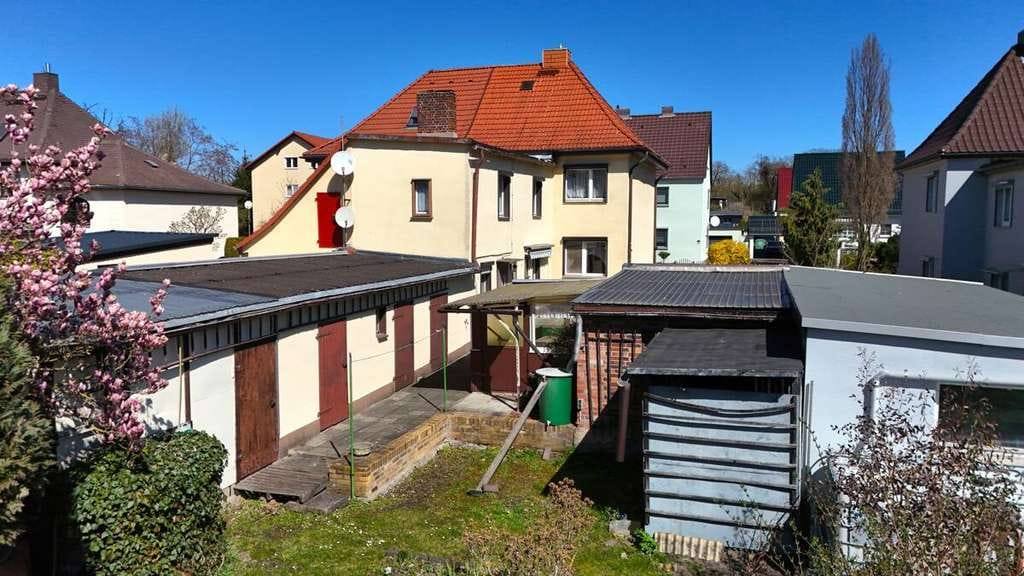 Immobilie in Bitterfeld-Wolfen - Ihr Hausprojekt in Wolfen: 586 m² Grundstück, Nebengebäude, Garage & Dachbodenreserve - Bild 4