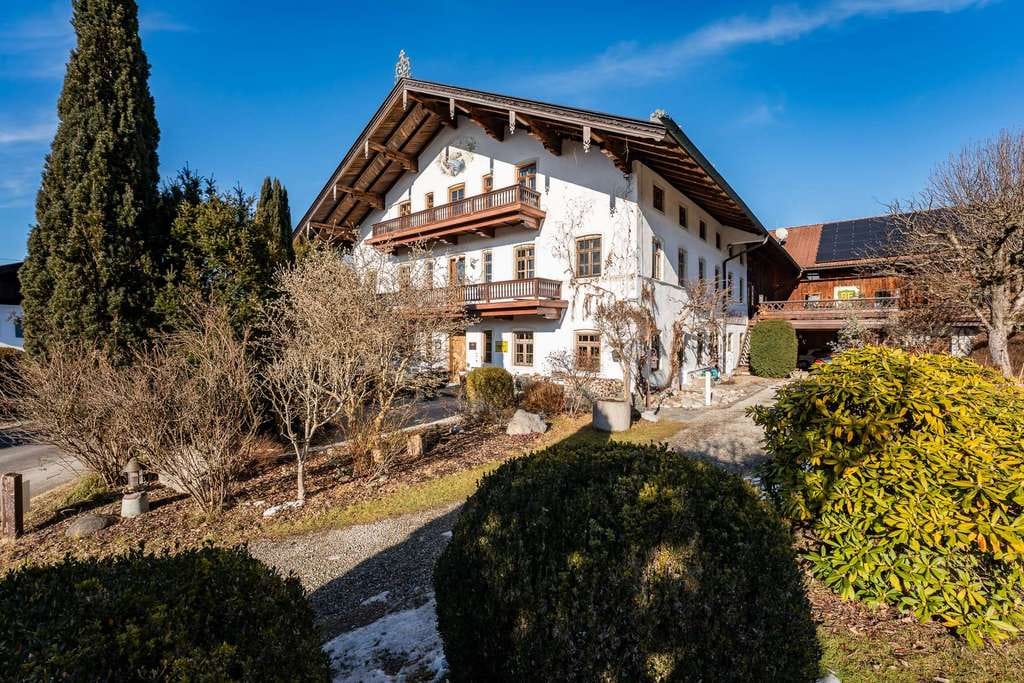 Immobilie in Riedering - Der Summerer-Hof: Historischer Itakerhof mit Berg- und Seeblick im Chiemgau - Bild 0
