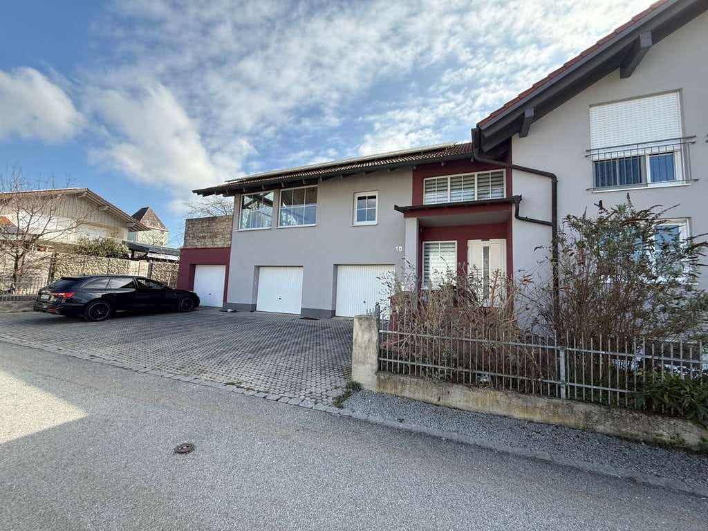 Immobilie in Eichendorf - Großzügiges Zweifamilienhaus mit PV-Anlage und 3 Garagen  - Bild 1