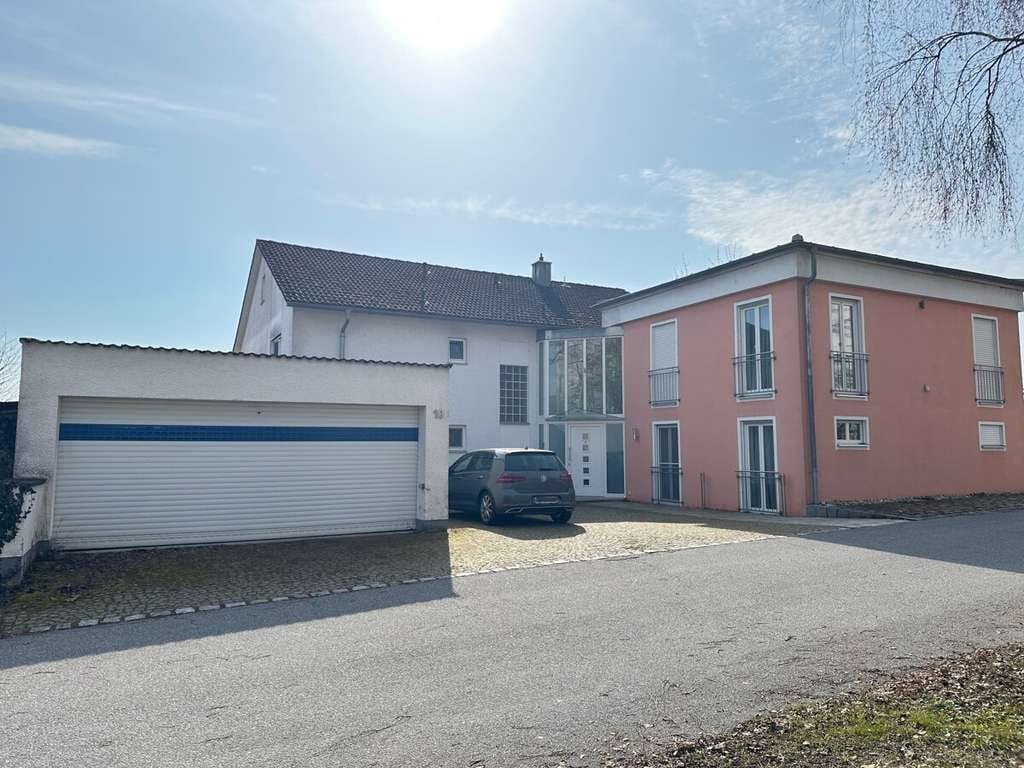 Immobilie in Plattling - Plattling: Gr. Wohnhaus m. Anbau - vermietet - m. ca. 1.000 m2 Grund in zentraler u. ruhiger Lage - Bild 0