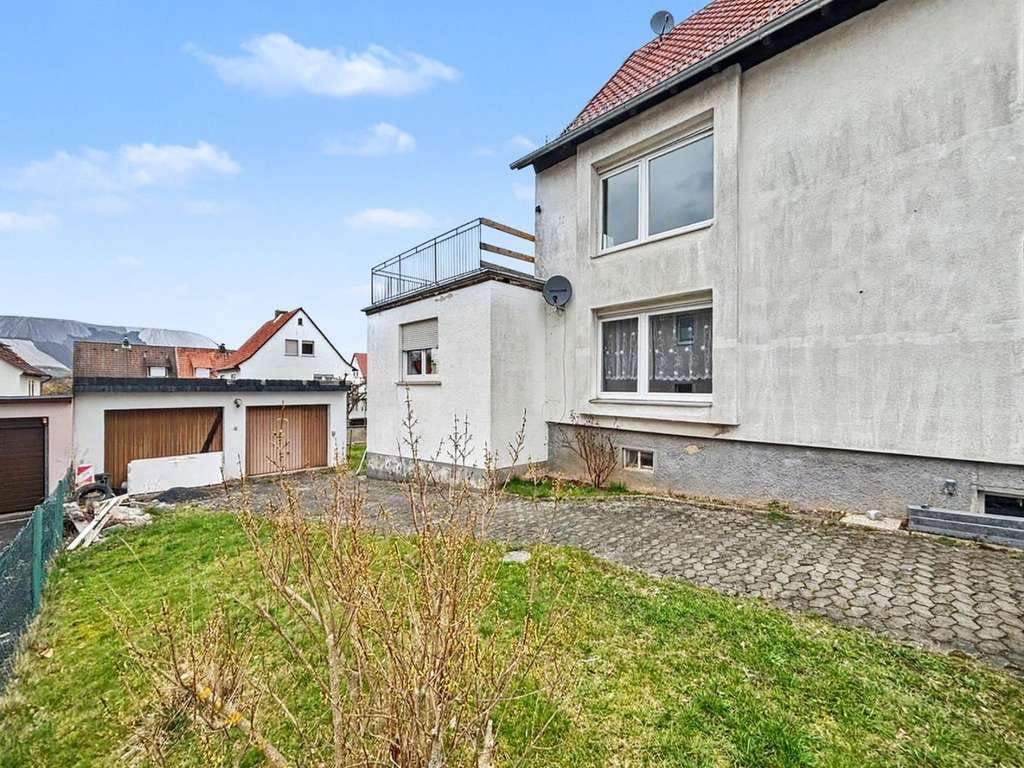 Immobilie in Heringen - Mehrfamilienhaus mit drei Wohneinheiten, Garagen und Ausbaupotenzial in Leimbach - Bild 0