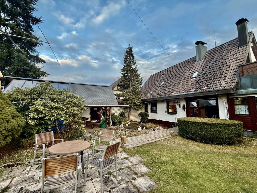 Immobilie in Mönchweiler - Modernisiertes Einfamilienhaus mit 7 Zimmern in Mönchweiler mit schön angelegten Garten und Teich - Bild 4