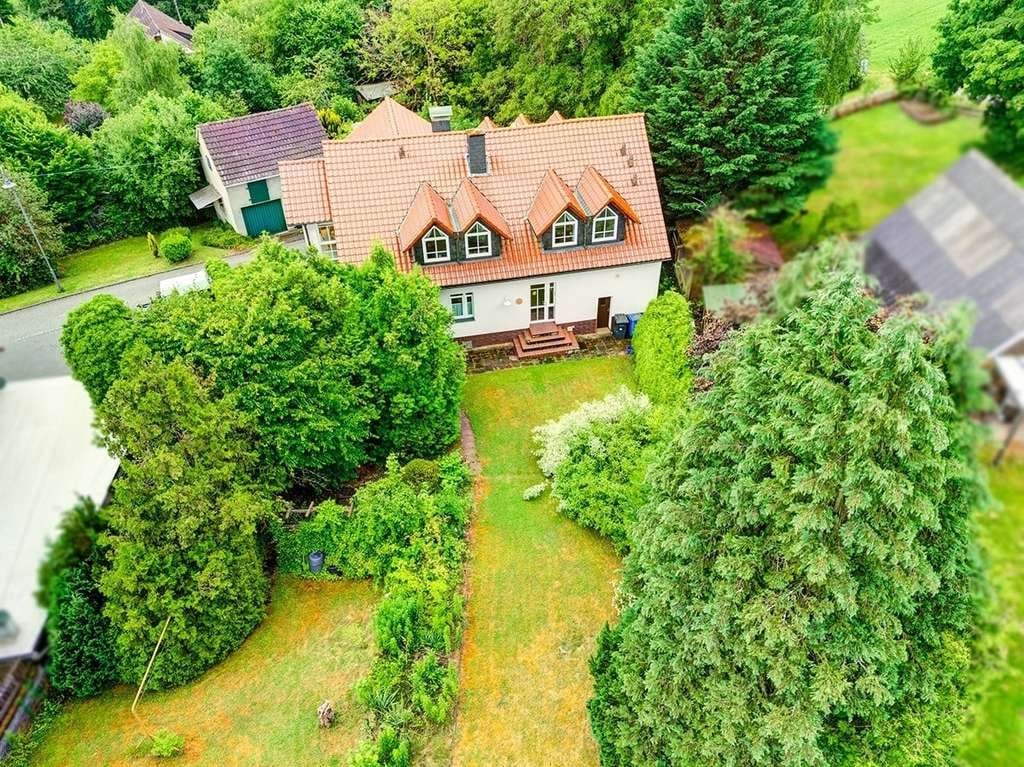 Immobilie in Forst - Schönes Landhaus mit herrlichem Gartengrundstück, einem Garagennebengebäude mitten im Grünen - Bild 1