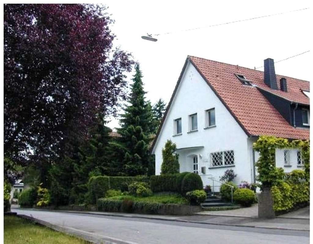 Immobilie in Bous - Großzügiges Zweifamilienhaus in bevorzugter Wohnlage von Bous – vielseitig nutzbar mit viel Platz  - Bild 0