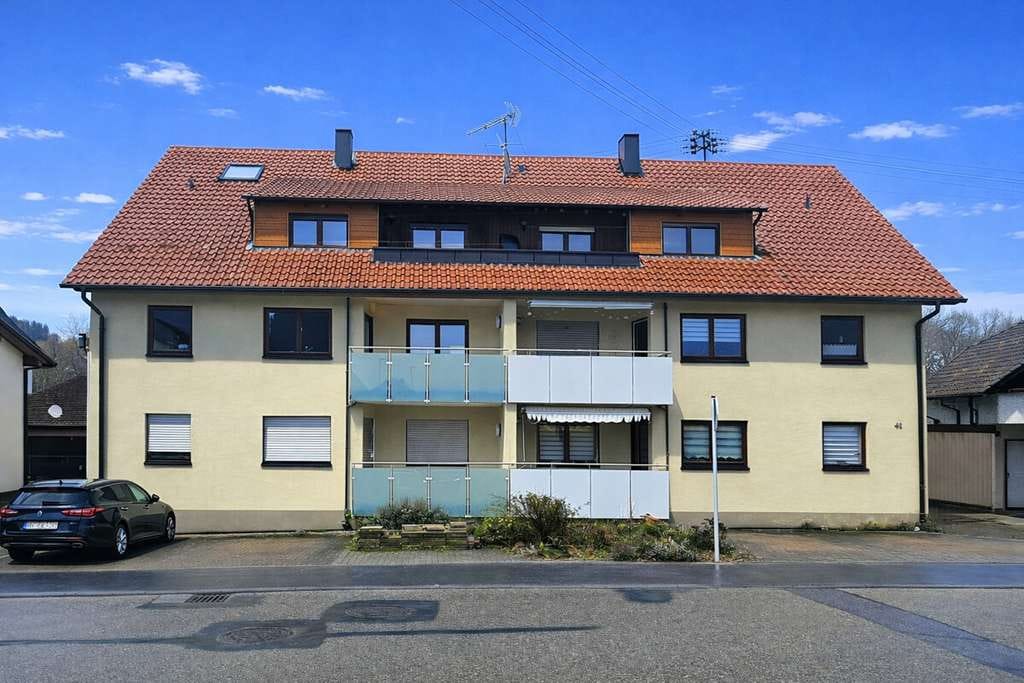 Immobilie in Straubenhardt - Attraktives Mehrfamilienhaus mit 3 Wohneinheiten und Entwicklungspotenzial - Bild 0